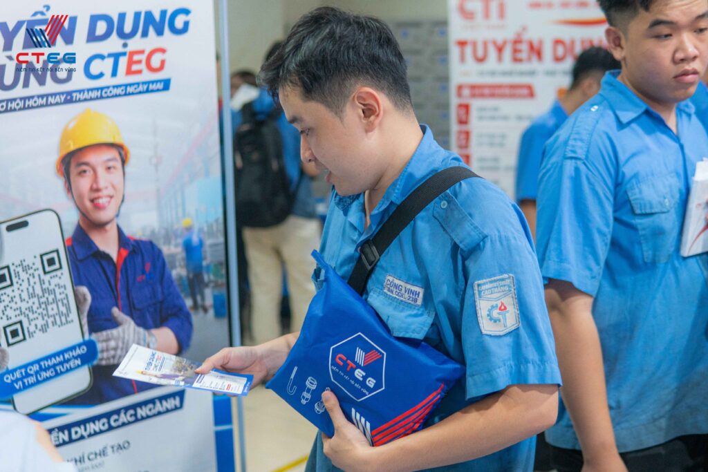 Ngay hoi tuyen dung (8)