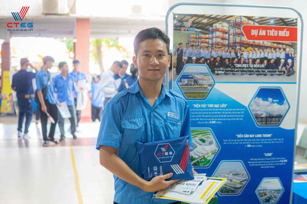 Ngay hoi tuyen dung (9)